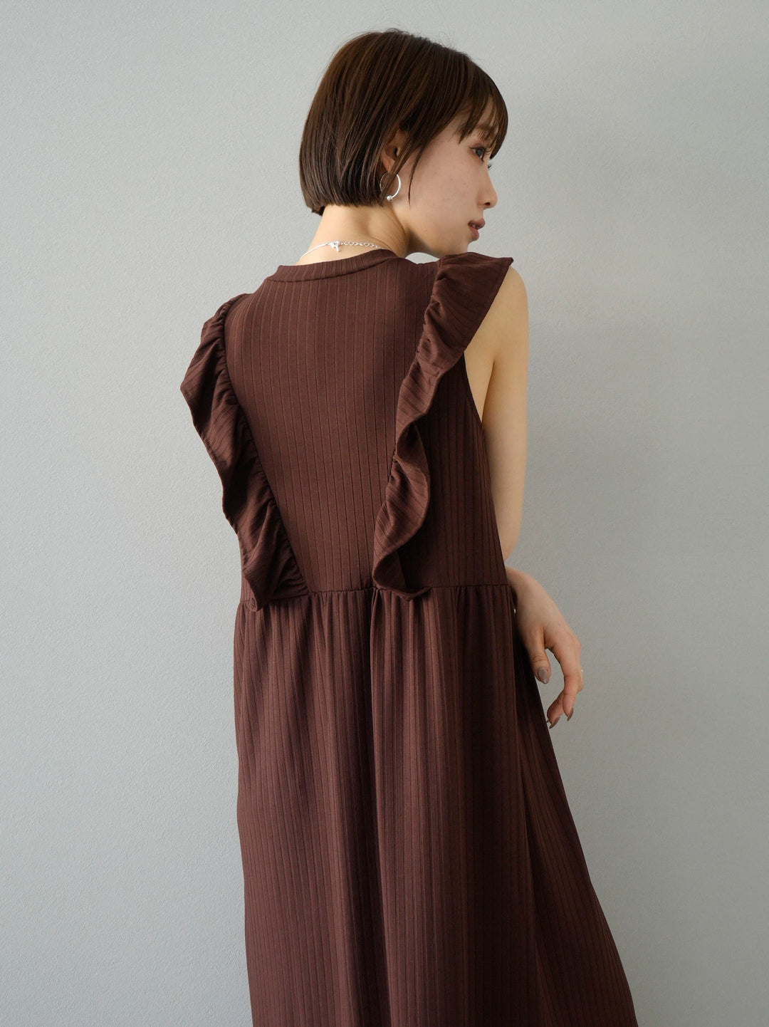 【預訂】寬羅紋荷葉邊洋裝/棕色
