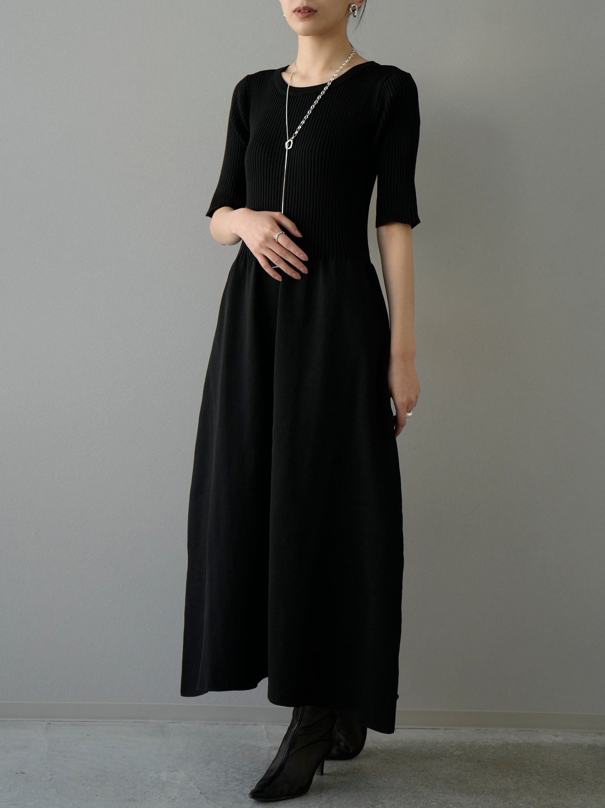 予約]ポリエステルニットペプラムワンピース/ブラック – Lumier