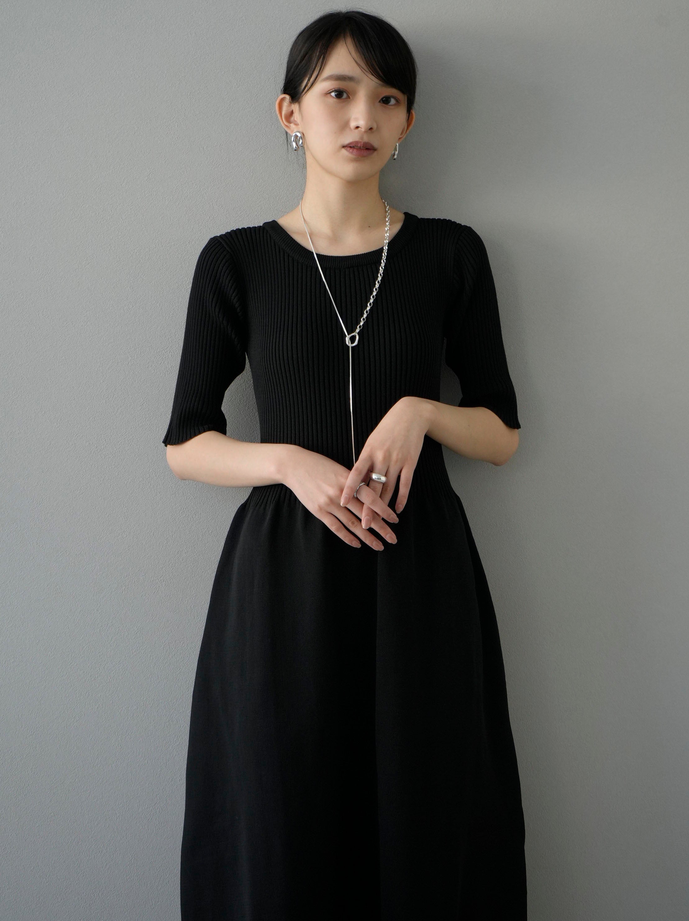 予約]ポリエステルニットペプラムワンピース/ブラック – Lumier