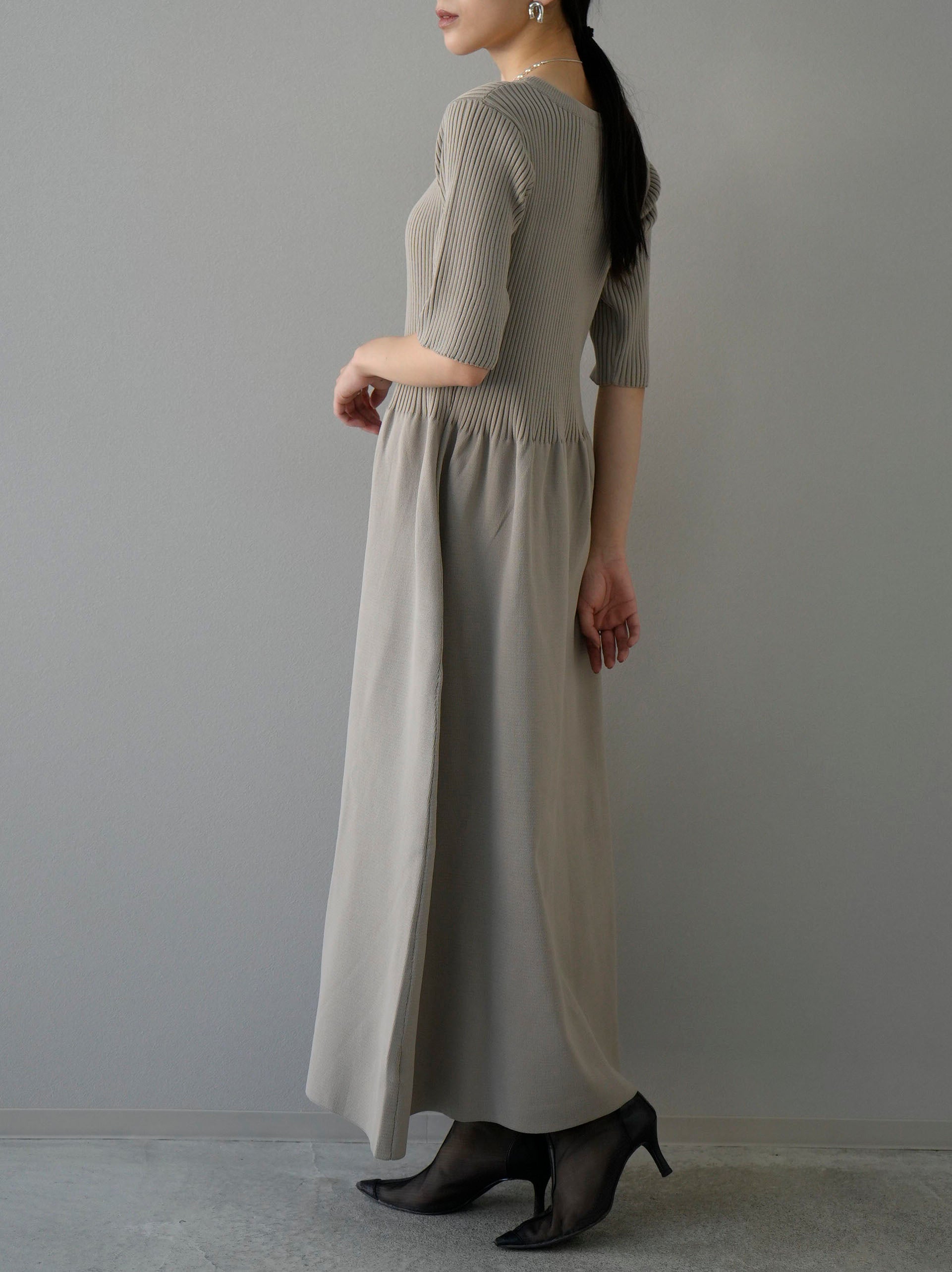 予約]ポリエステルニットペプラムワンピース/グレージュ – Lumier