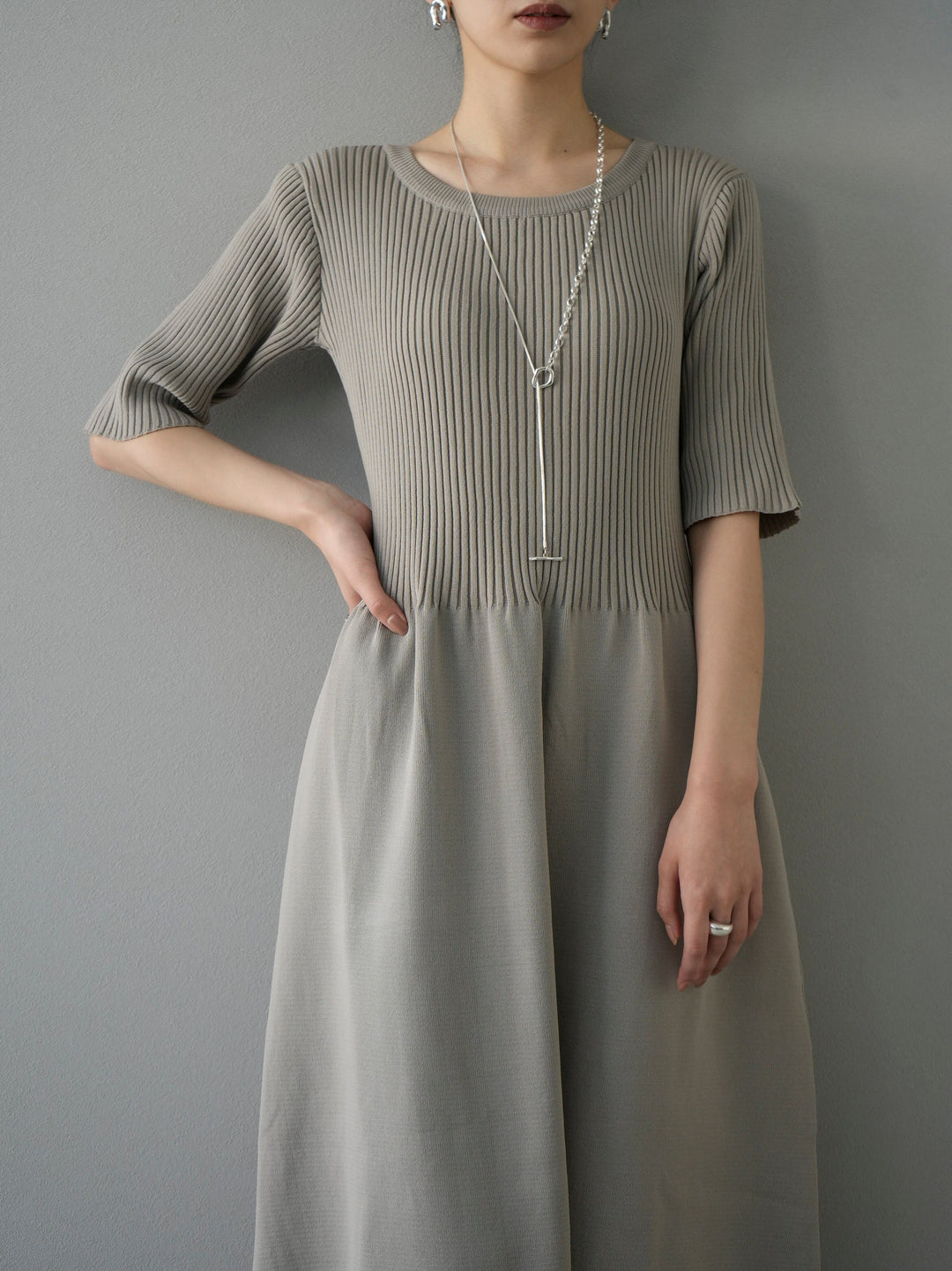 [Pre-order] Polyester knit peplum dress/greige