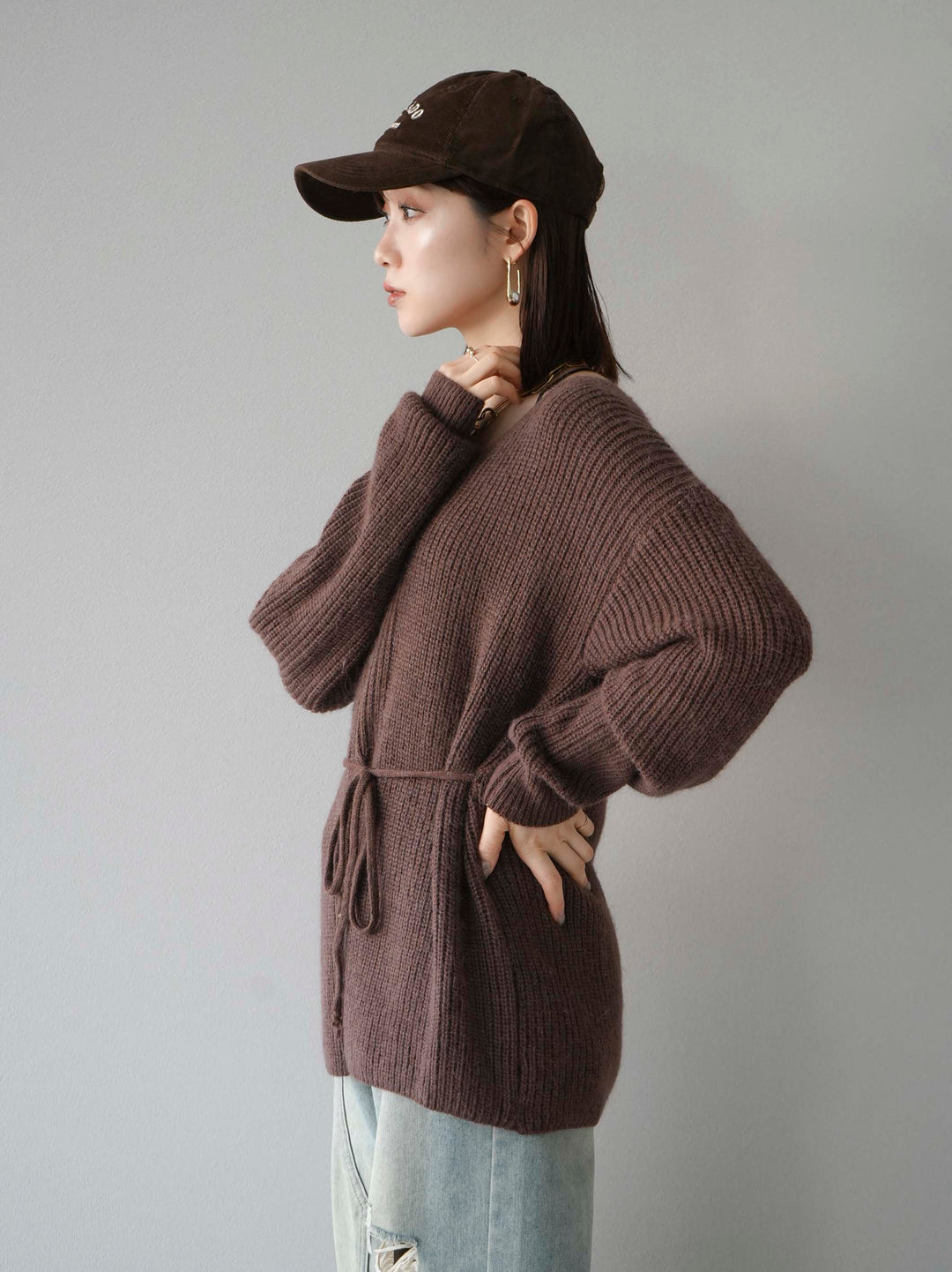 [予約]フロントスリットVネックニットプルオーバー/ブラウン