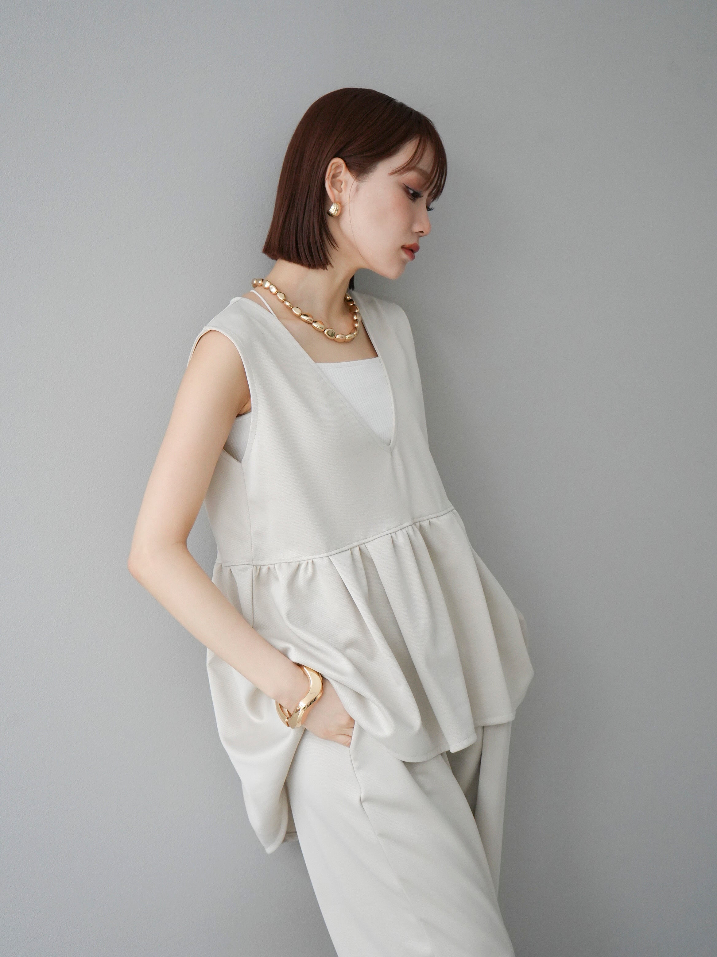 SET]Vネックぺプラムベスト+ストレッチタックコクーンイージーパンツ