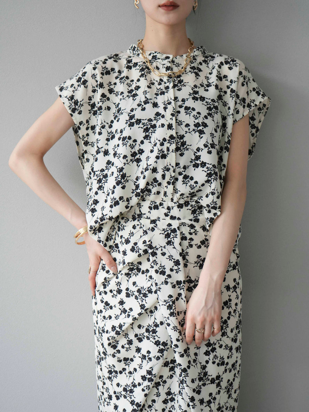 [SET]フラワープリントフレンチスリーブブラウス+フラワープリントタックIラインスカート(2set)