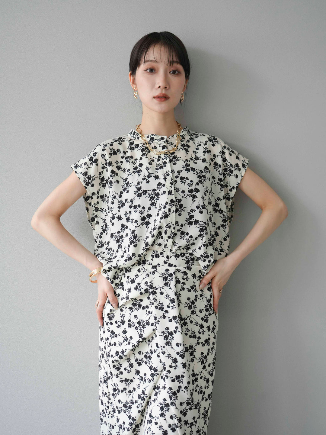 [SET]フラワープリントフレンチスリーブブラウス+フラワープリントタックIラインスカート(2set)