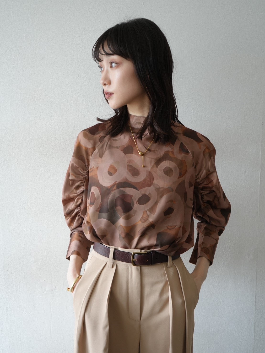 予約]レトロプリントギャザースリーブブラウス/ブラウン – Lumier