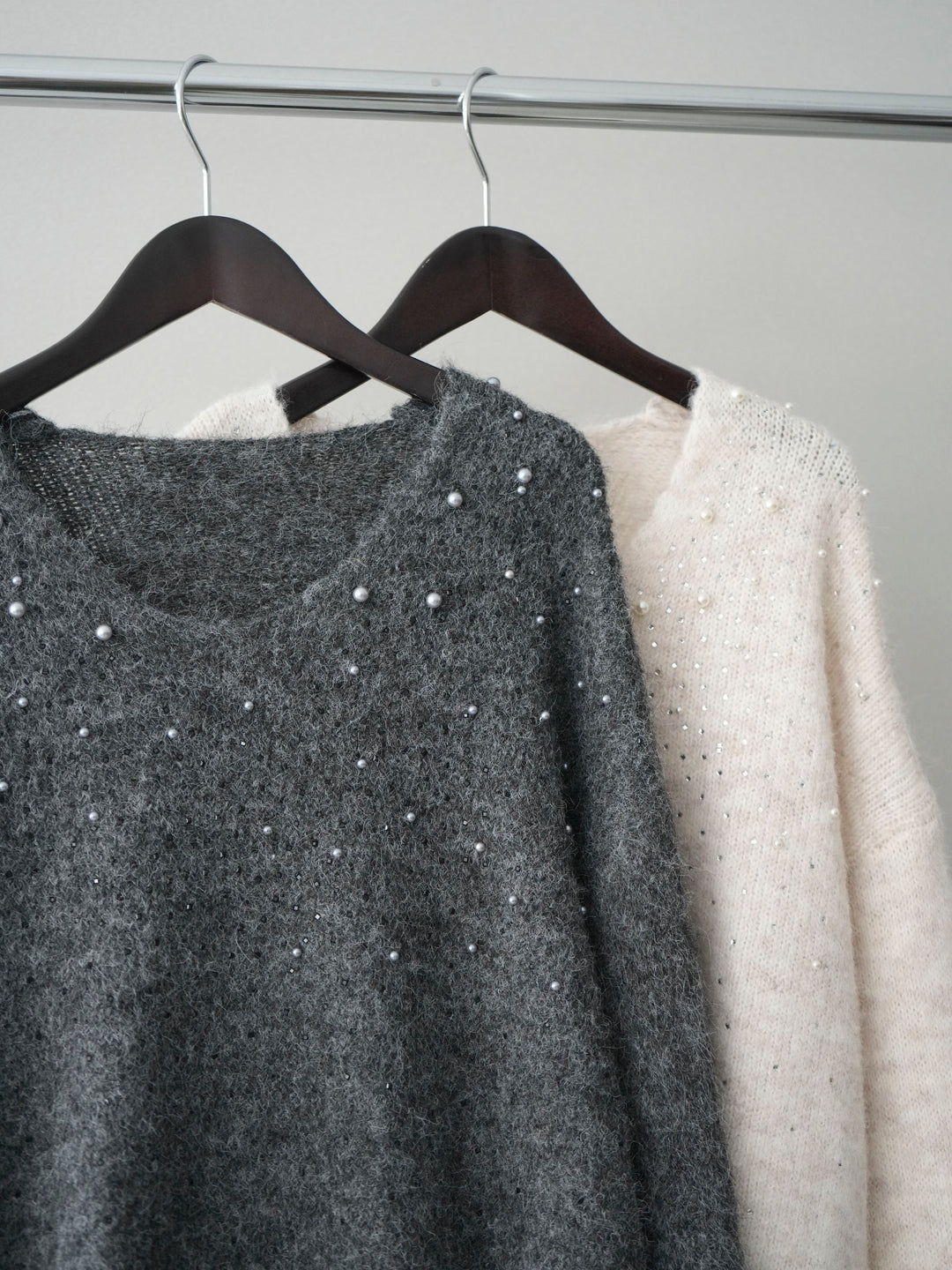 [SET]パール×ビジューVネックニットプルオーバー+アシンメトリーサテンレースキャミソール+テープベルトタックバギーパンツ(3set)