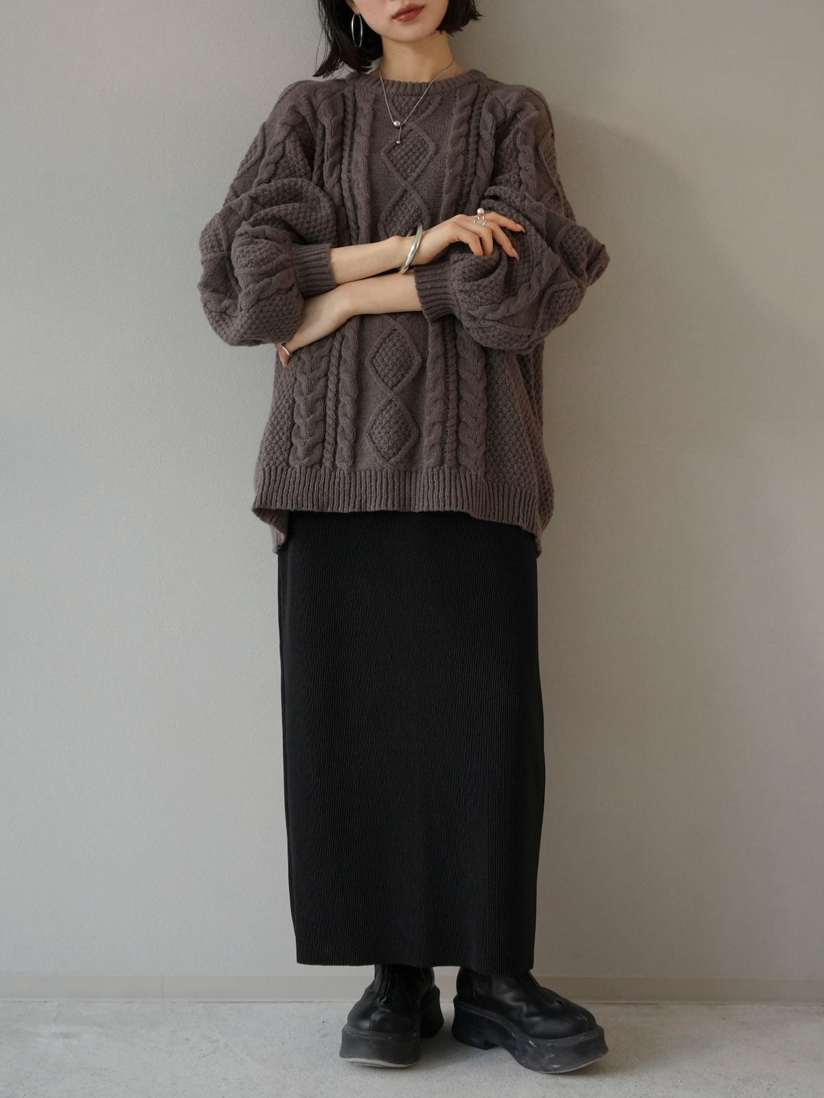 予約]ボリュームスリーブケーブルニット/モカ – Lumier