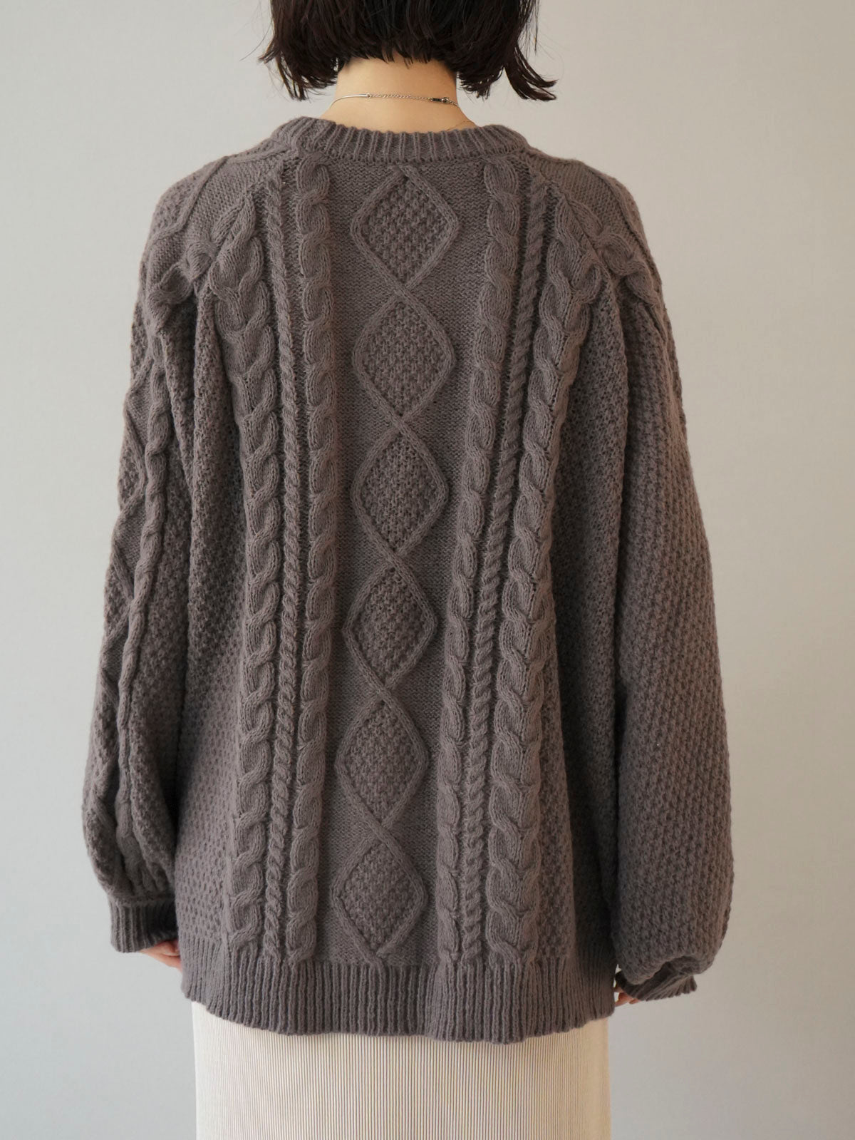 予約]ボリュームスリーブケーブルニット/モカ – Lumier