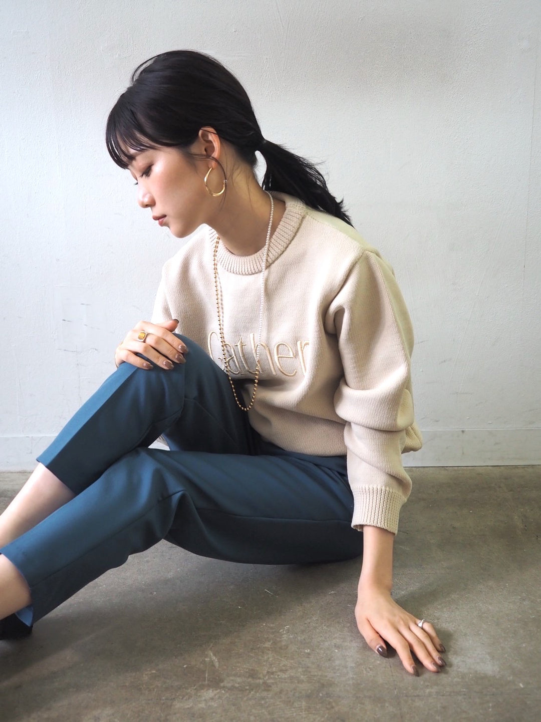 [予約]刺繍ロゴポリエステルニットプルオーバー/アイボリー