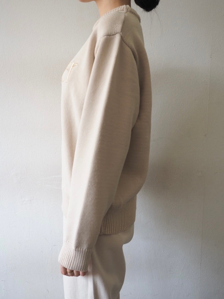 [予約]刺繍ロゴポリエステルニットプルオーバー/アイボリー