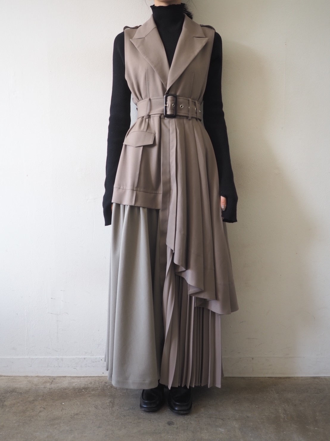 即納]Yukko collaboration asymmetry gilet dress/ベージュ – Lumier