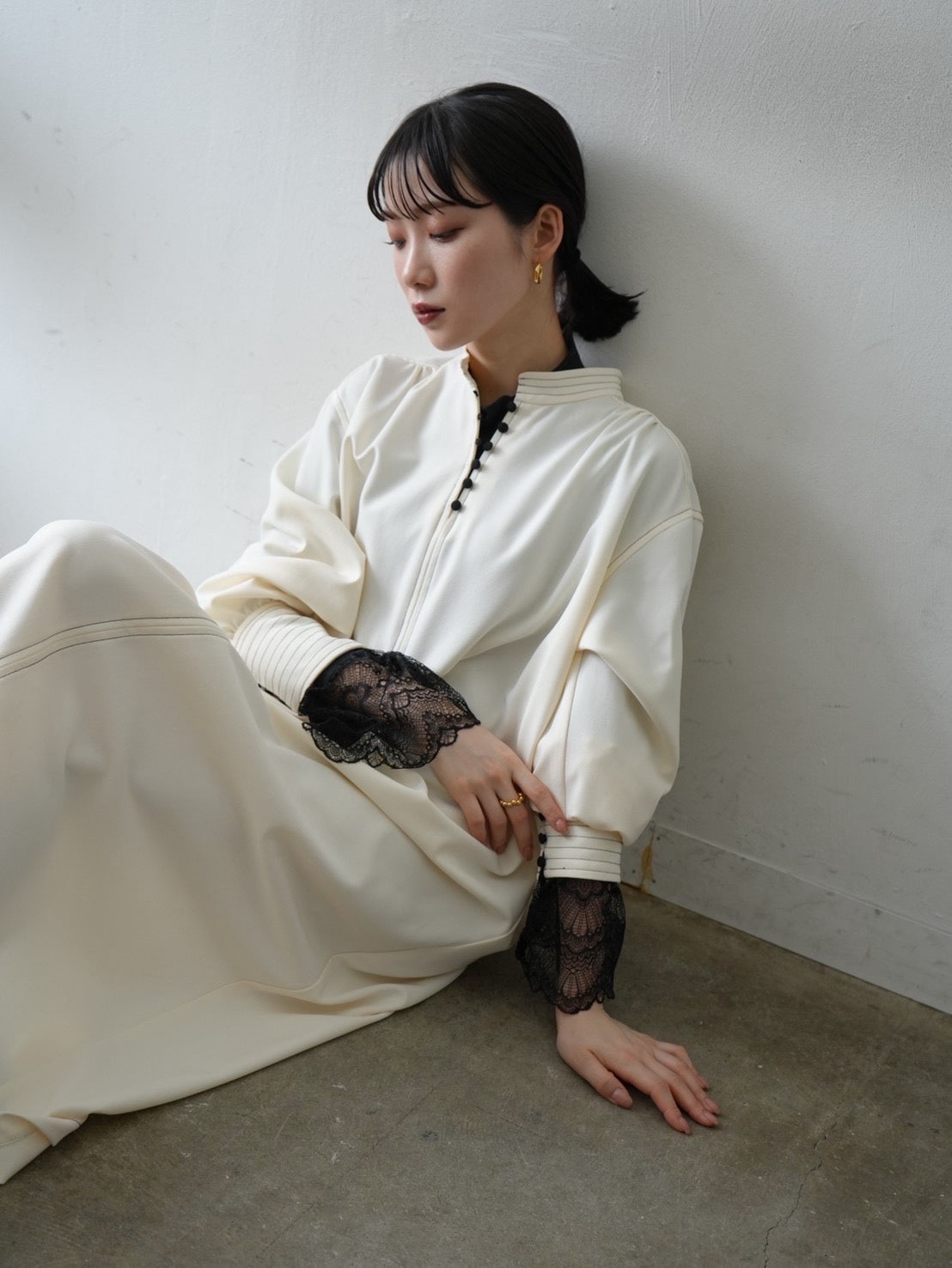 配色ステッチクルミボタンロングワンピース/アイボリー – Lumier