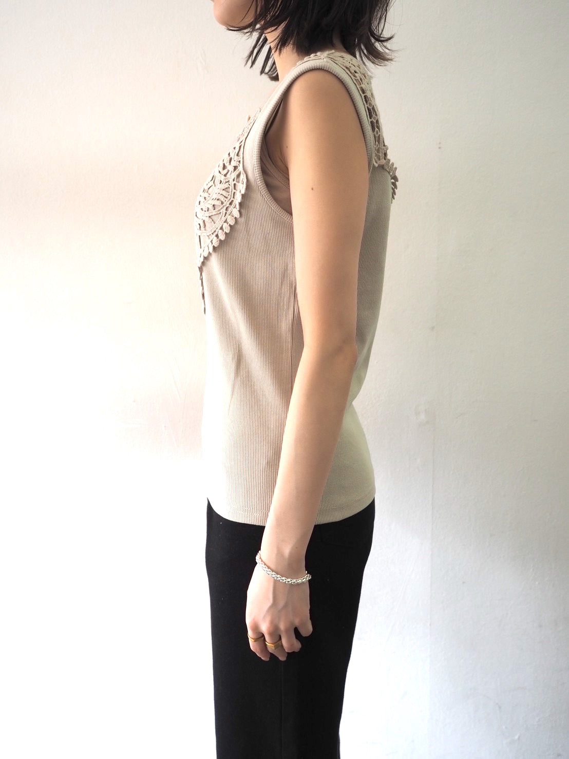 予約]デザインレースタンクトップ/グレー – Lumier