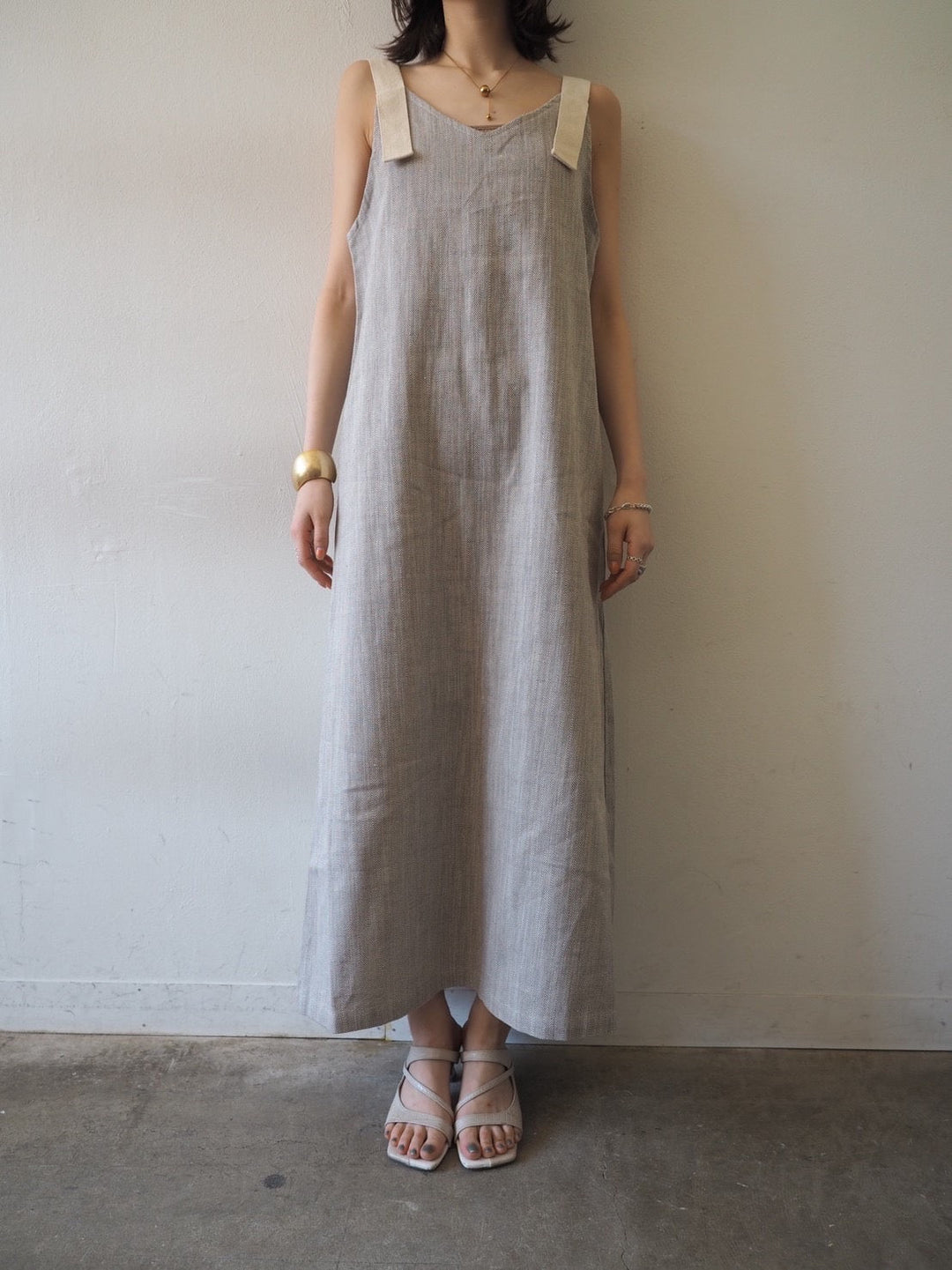 【預訂】人字紋吊帶洋裝/淺灰色