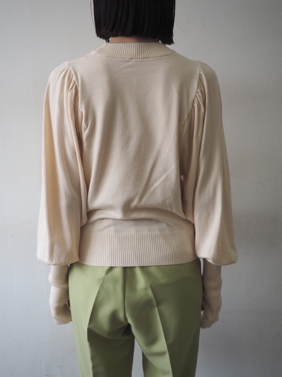 予約]フィンガーホールボリュームスリーブニットトップス/アイボリー