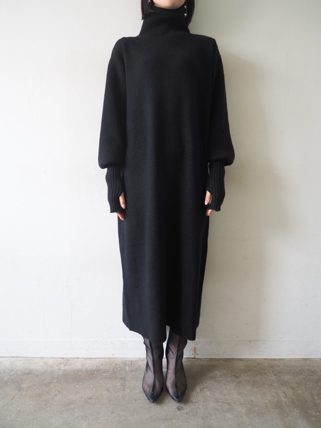 [Pre-order] Fingerhole Bottleneck Knit Dress/Black