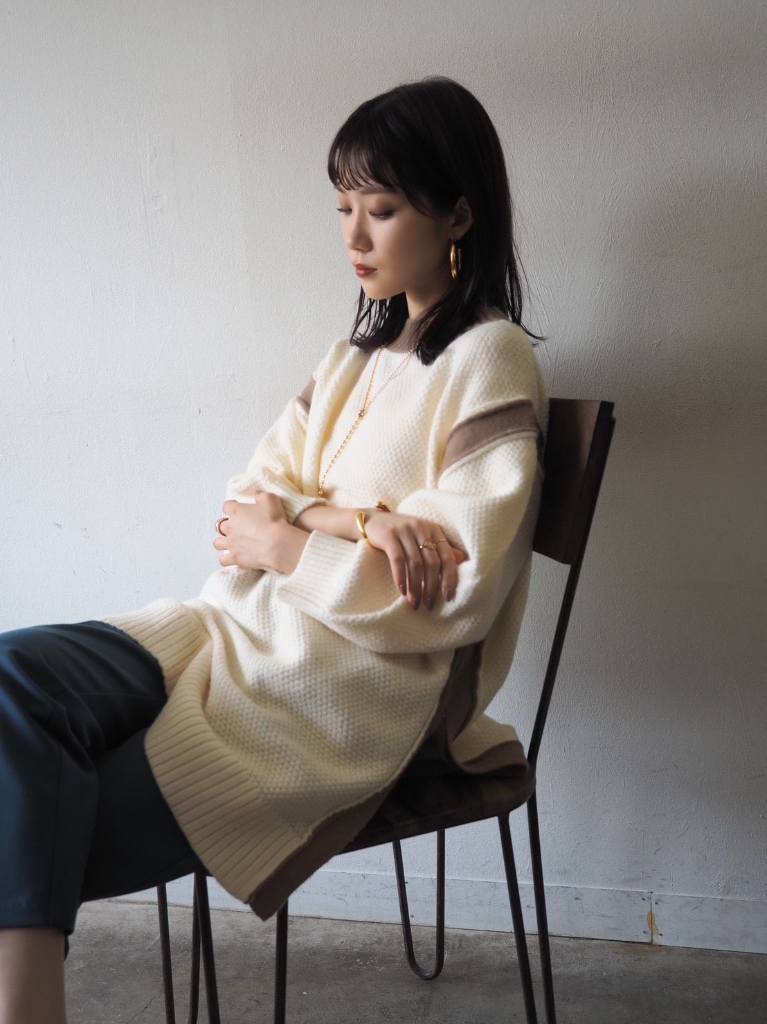 予約]サイドスリット配色オーバーニット/アイボリー – Lumier