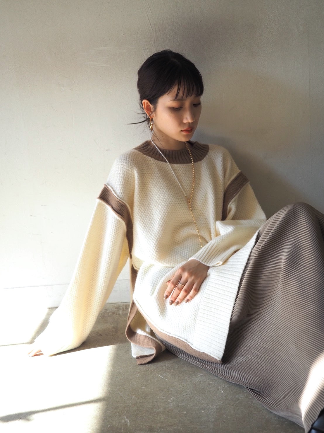 予約]サイドスリット配色オーバーニット/アイボリー – Lumier