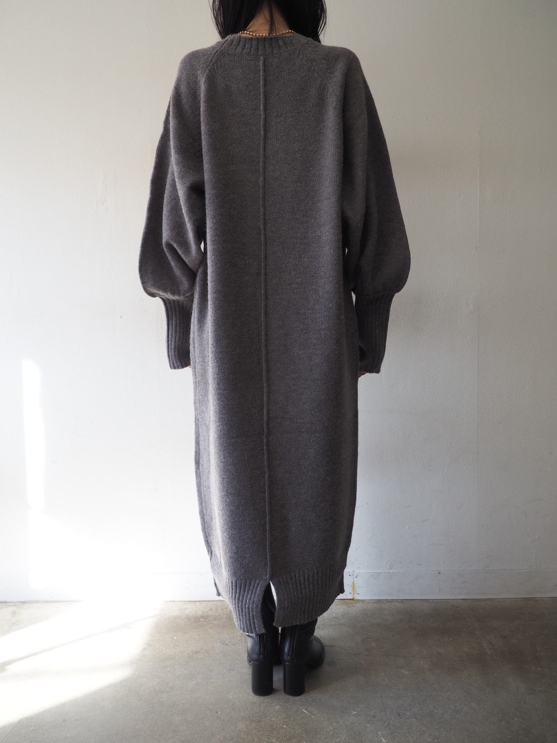 予約]フィンガーホールルーズニットワンピース/グレー – Lumier