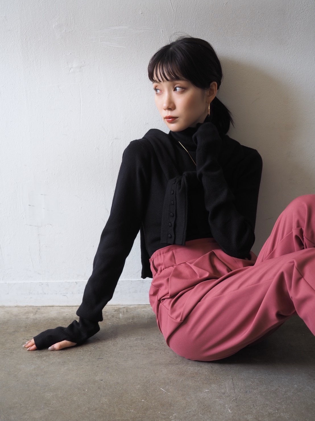 予約]フィンガーホールハイネックニットトップス/ブラック – Lumier