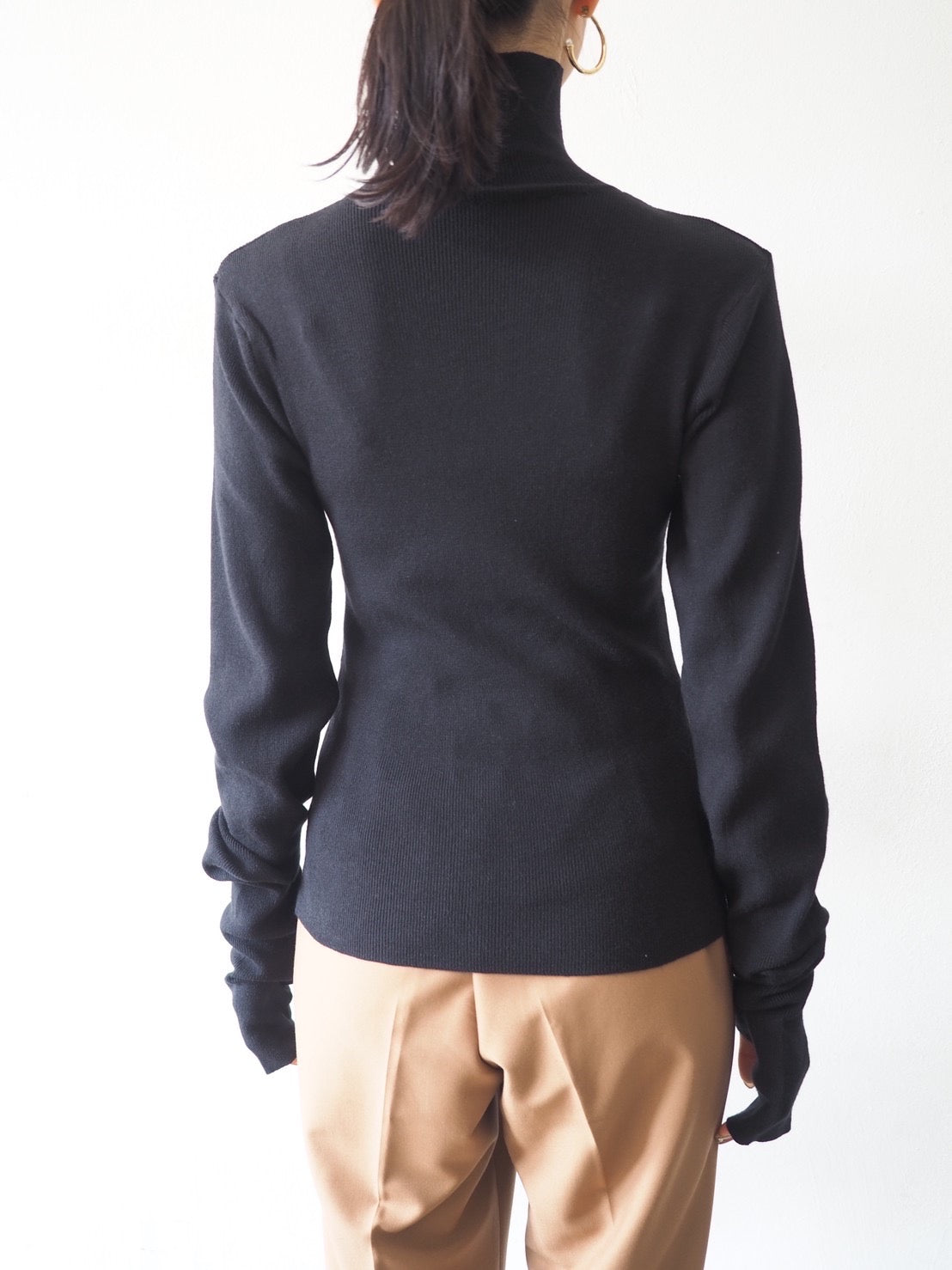 予約]フィンガーホールハイネックニットトップス/ブラック – Lumier