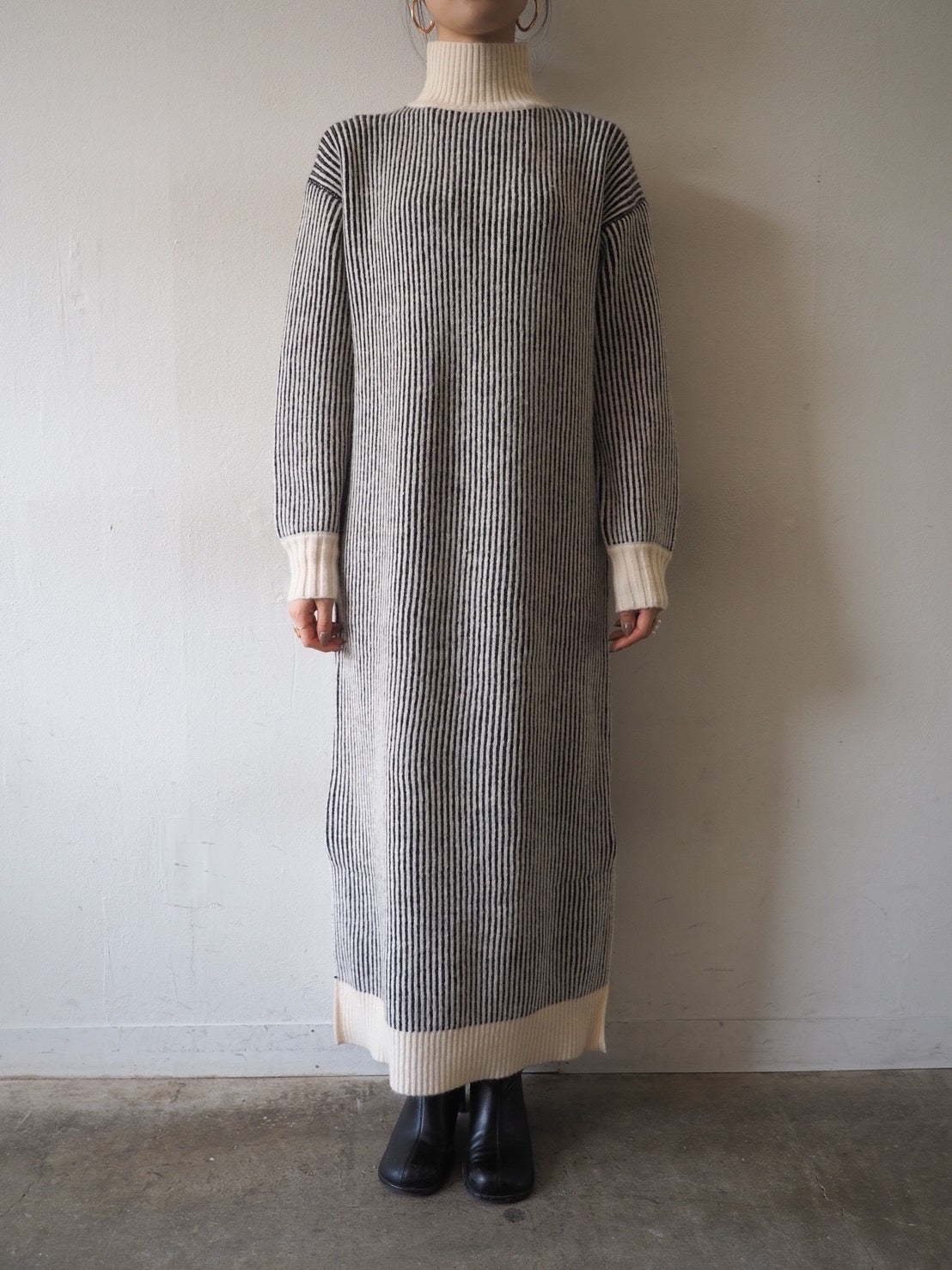 予約]起毛ストライプハイネックニットワンピース/ブラック – Lumier