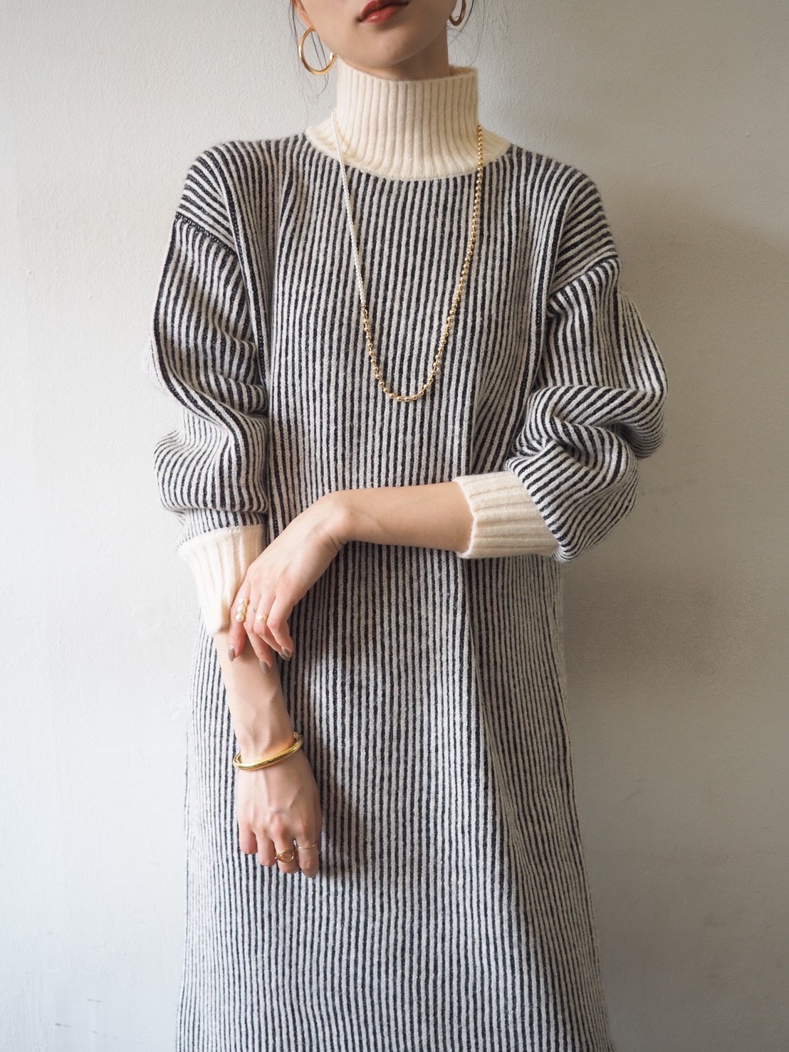 予約]起毛ストライプハイネックニットワンピース/ブラック – Lumier