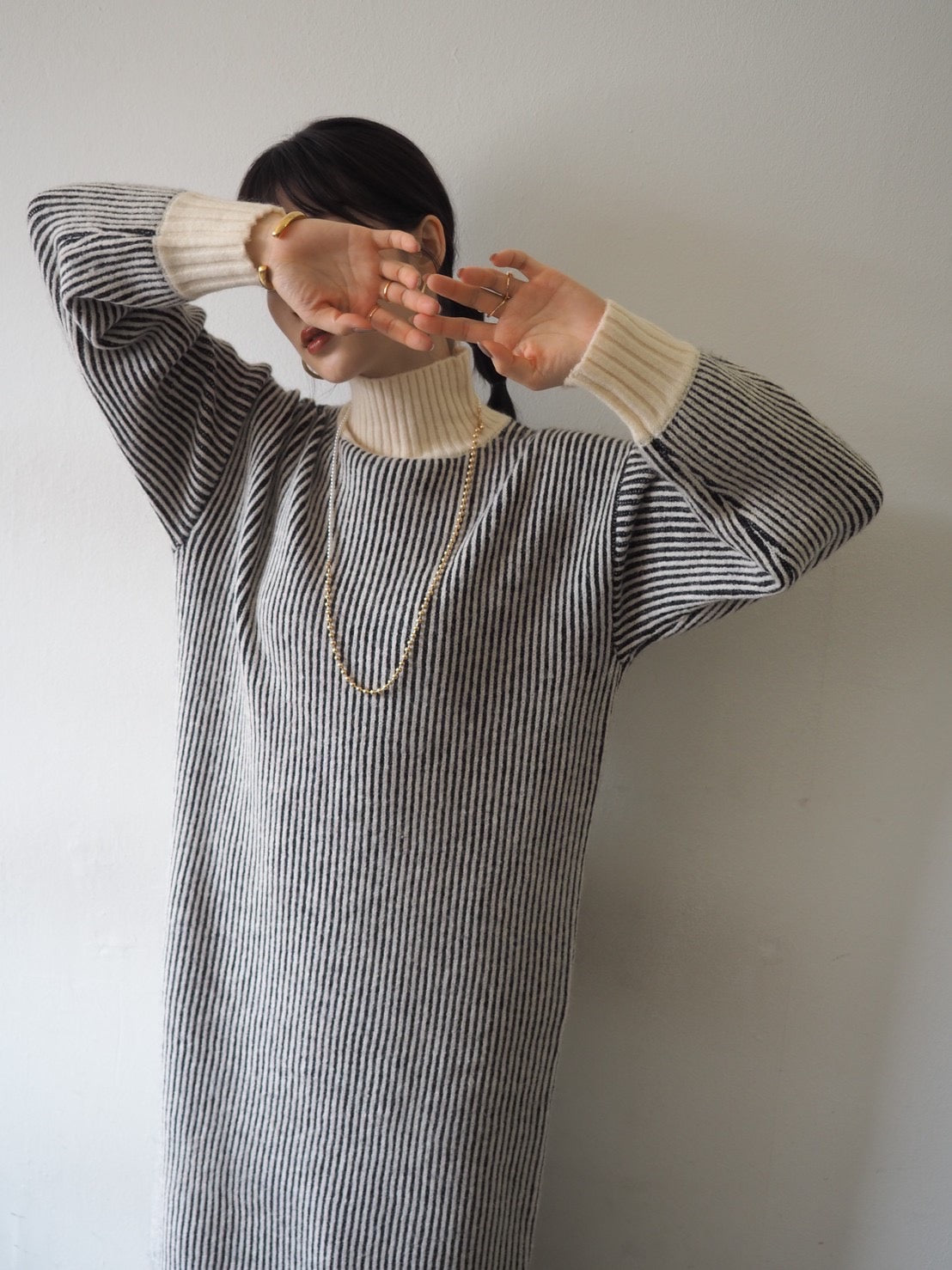 予約]起毛ストライプハイネックニットワンピース/ブラック – Lumier