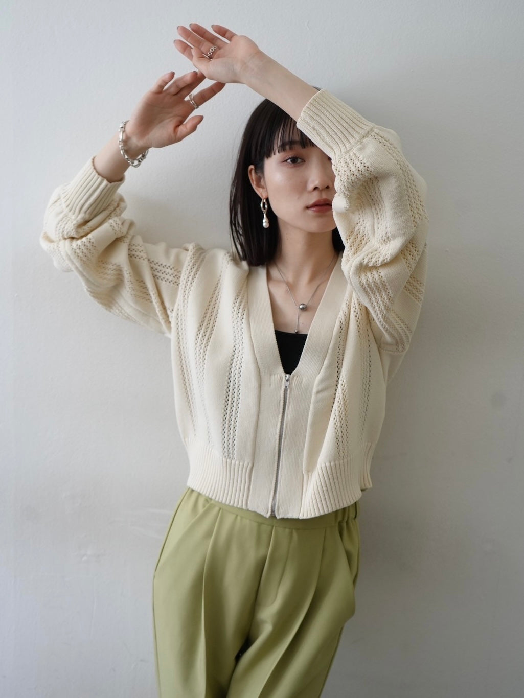 デザイン編みクロップドジップニットカーディガン/アイボリー – Lumier