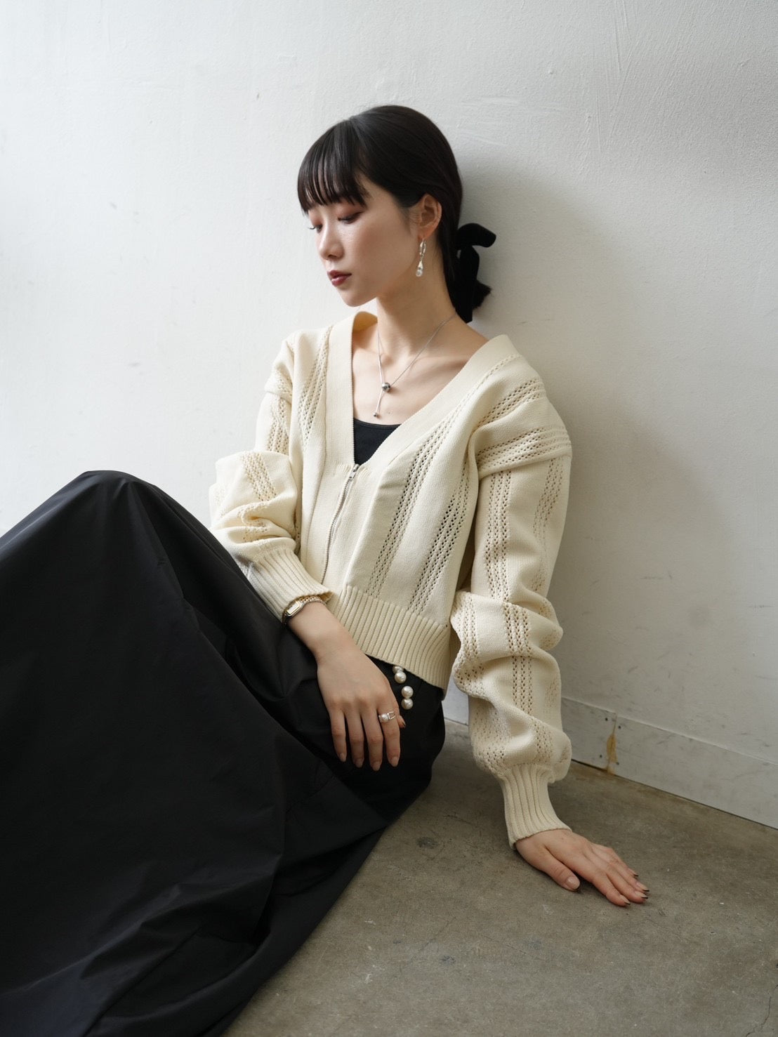 アイボリー クロップドニットカーディガン デザイン編みクロップドジップニットカーディガン/アイボリー