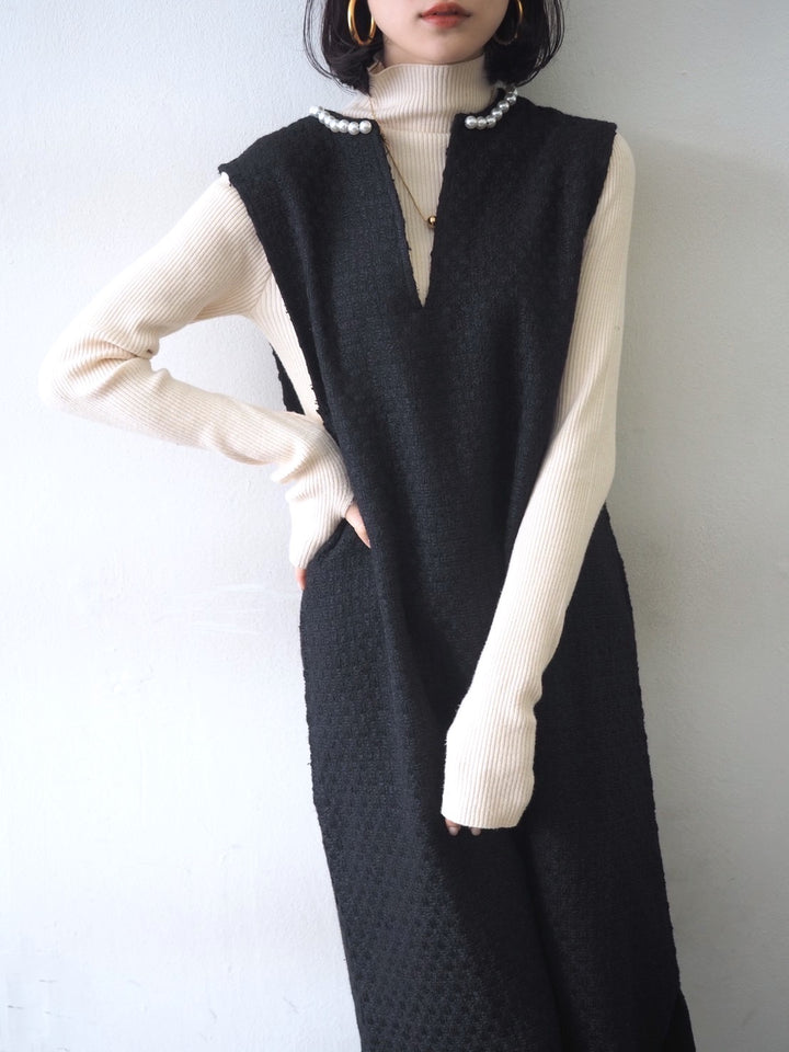 Tweed key neck dress with pearls/Black