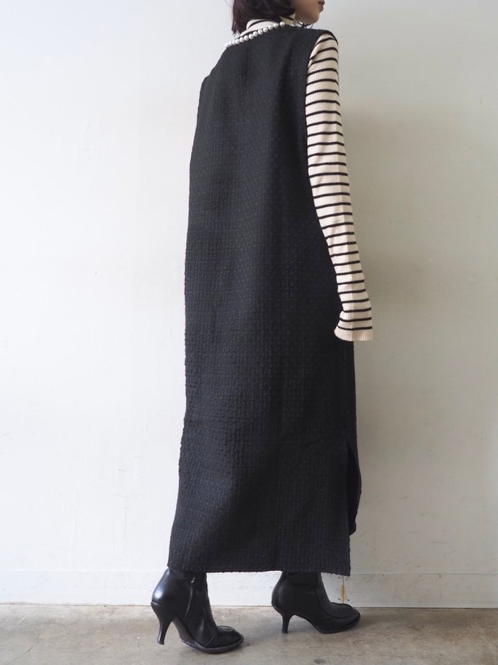 Tweed key neck dress with pearls/Black