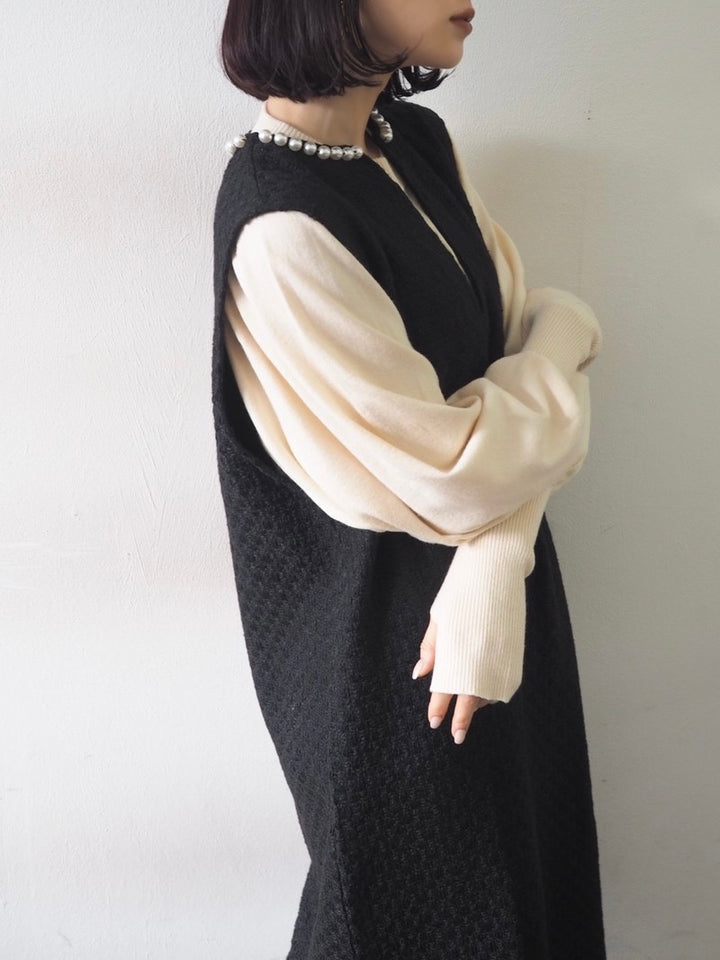 Tweed key neck dress with pearls/Black