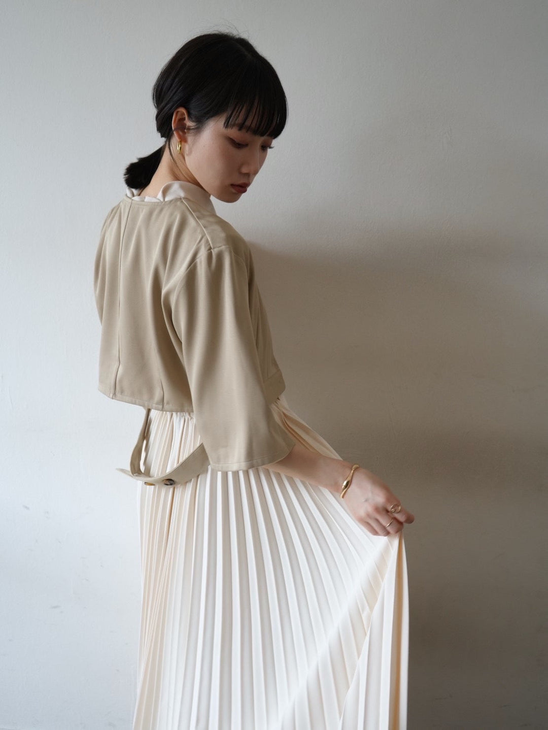 [SET]YUKKO COLLABORATION　DRAPE NECK PLEATS DRESS+ハーフスリーブデザインノーカラーショートジャケット(2set)