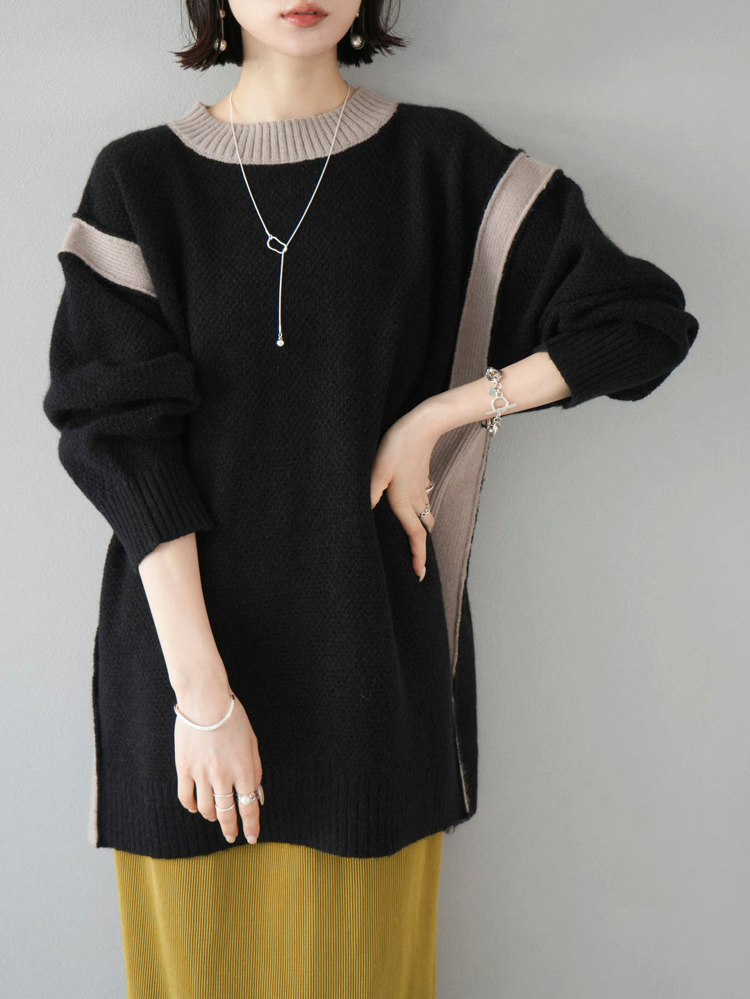 [SET] Side slit bicolor over knit + choice of necklace (2 sets)