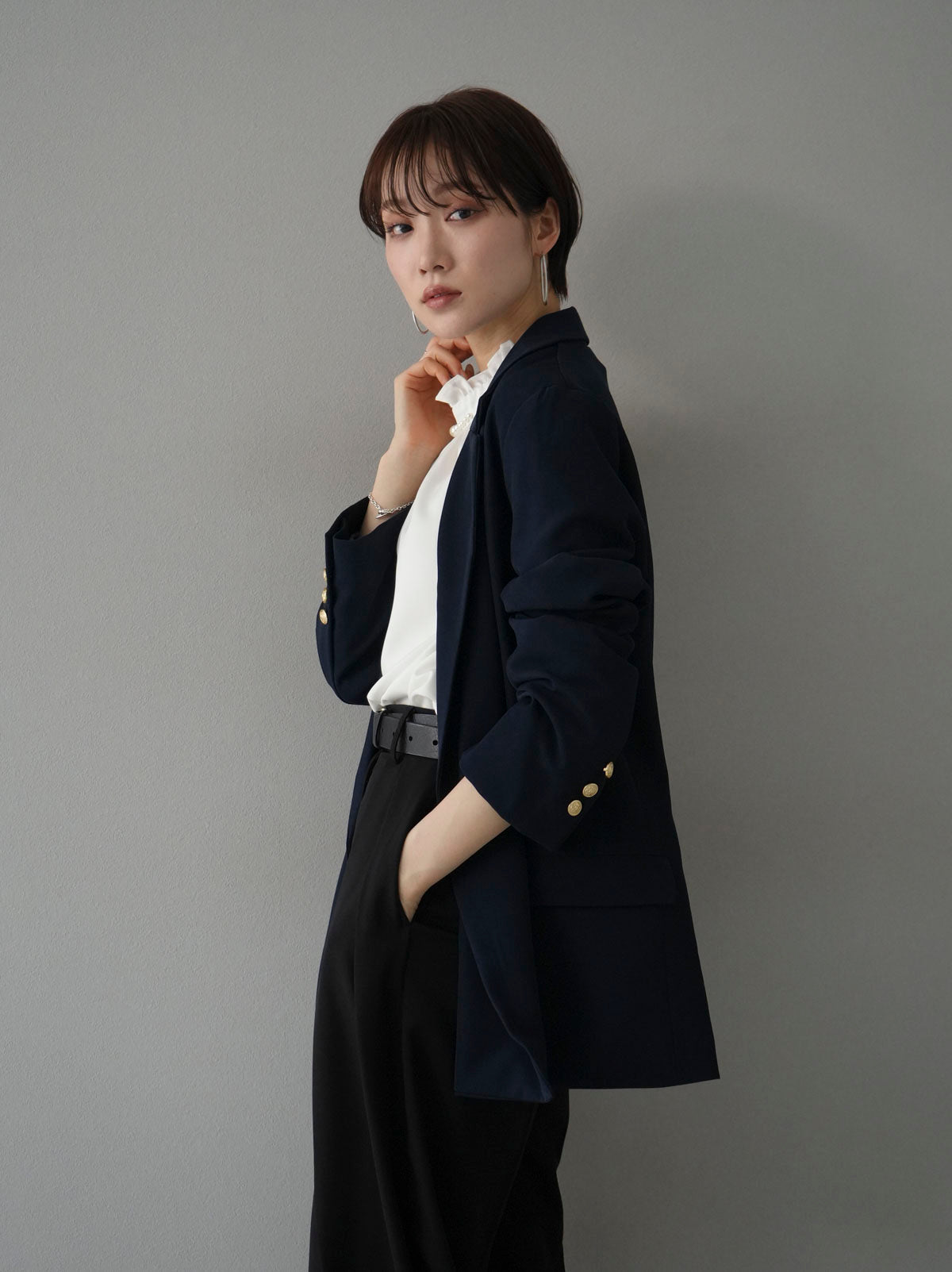 SET]ゴールドボタンダブルジャケット+パールネックフリルブラウス+