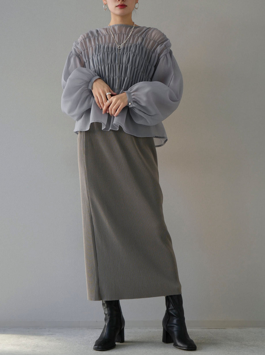 [SET] Shirring washer sheer blouse + I-line pleated skirt (2set)