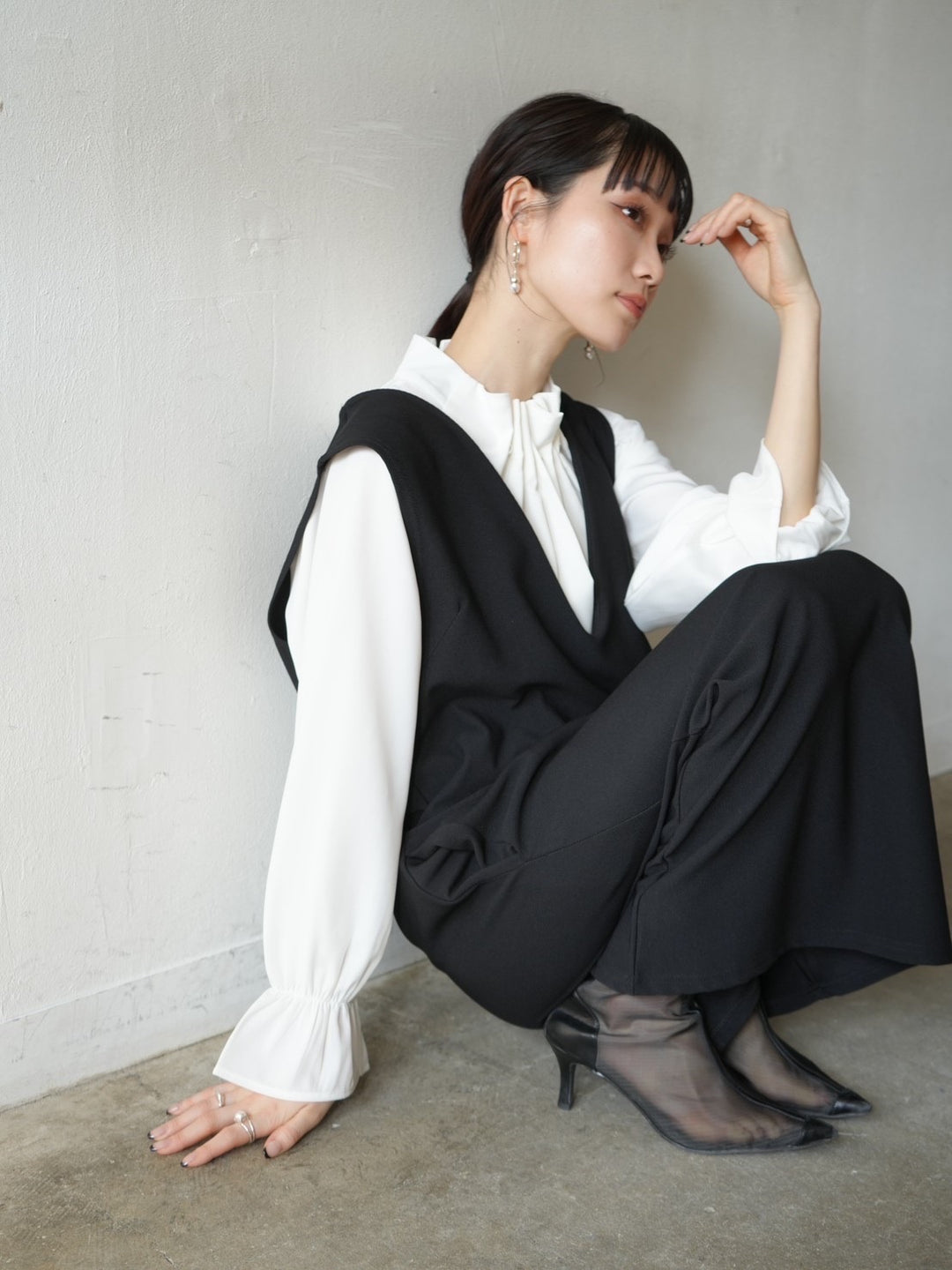 [Pre-order] V-neck sleeveless dress/black