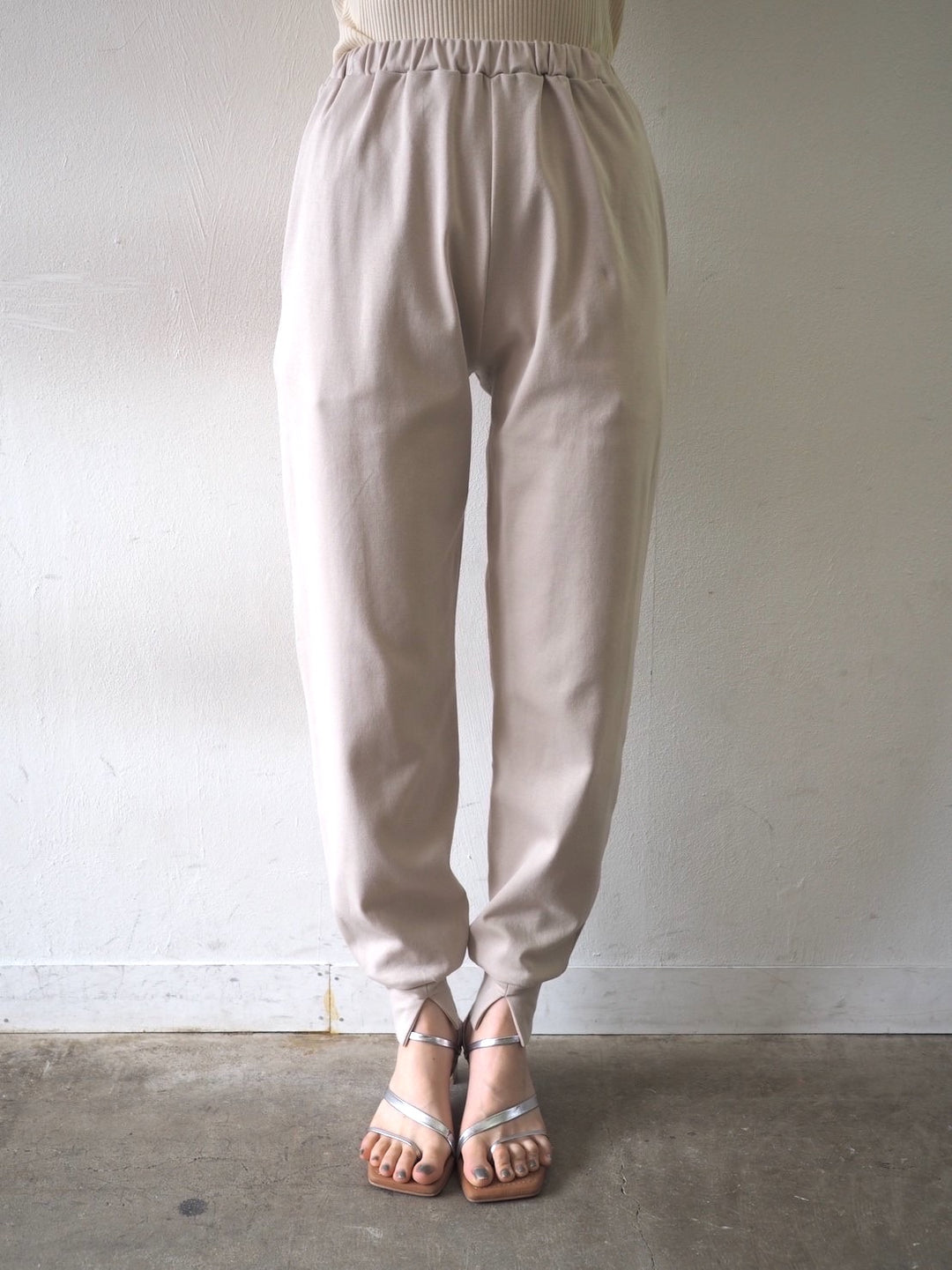 [Pre-order] Jogger pants with slit hem/greyish beige