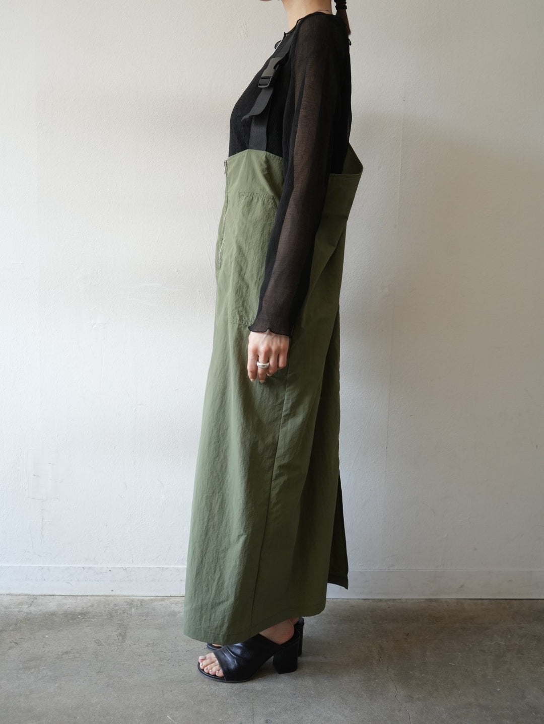 正面拉鍊尼龍毛衣裙/卡其色