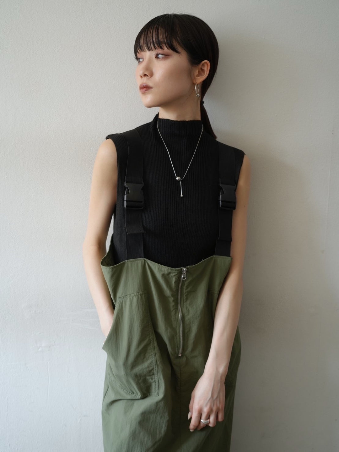 正面拉鍊尼龍毛衣裙/卡其色